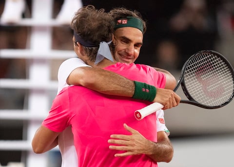 Los tenistas Roger Federer y Rafaél Nadal jugaron un duelo de exhibición en beneficio por África donde participó Bill Gates