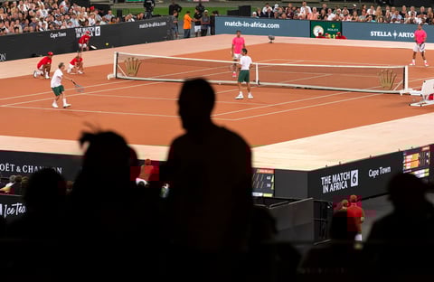 Los tenistas Roger Federer y Rafaél Nadal jugaron un duelo de exhibición en beneficio por África donde participó Bill Gates