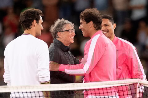 Los tenistas Roger Federer y Rafaél Nadal jugaron un duelo de exhibición en beneficio por África donde participó Bill Gates