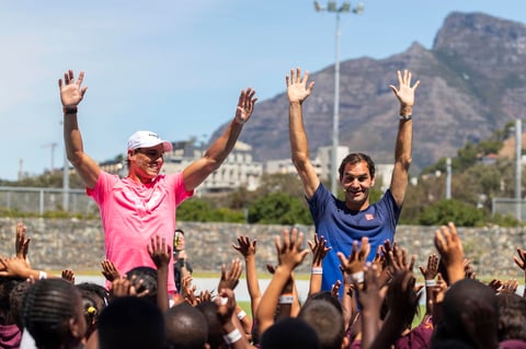 Los tenistas Roger Federer y Rafaél Nadal jugaron un duelo de exhibición en beneficio por África donde participó Bill Gates