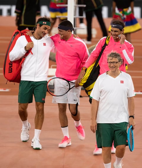 Los tenistas Roger Federer y Rafaél Nadal jugaron un duelo de exhibición en beneficio por África donde participó Bill Gates