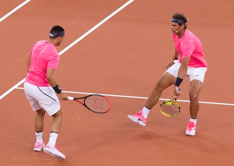 Los tenistas Roger Federer y Rafaél Nadal jugaron un duelo de exhibición en beneficio por África donde participó Bill Gates