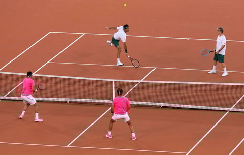 Los tenistas Roger Federer y Rafaél Nadal jugaron un duelo de exhibición en beneficio por África donde participó Bill Gates