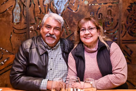 08022020 EN UNA CATA DE VINOS.  José Rivera y Alejandra Menchaca.