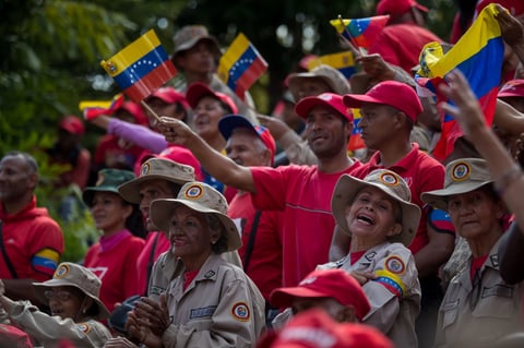 Un grupo de milicianos hace una ovación el lunes 12 de febrero durante una manifestación de Gobierno, en Caracas.