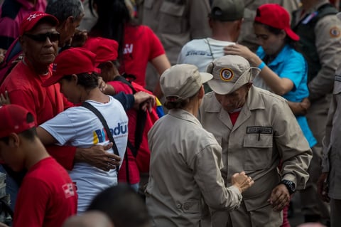 Una pareja de milicianos baila el lunes 12 de febrero durante una manifestación.