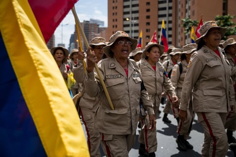 Un grupo de milicianos participa el lunes 12 de febrero en una manifestación.