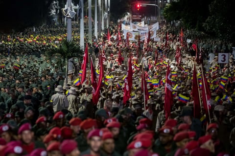 Miles de milicianos participan el martes 4 de febrero en una manifestación de Gobierno.