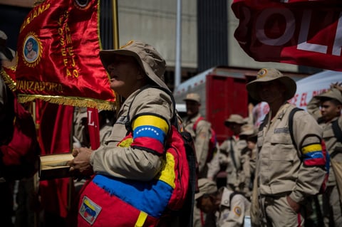 Un grupo de milicianos participa el lunes 10 de febrero en una manifestación de Gobierno, en Caracas.