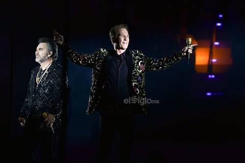 Al dar las 22:00 de la noche los cantantes irrumpieron en el escenario central (360 grados) en medio de gritos, aplausos y rostros felices.