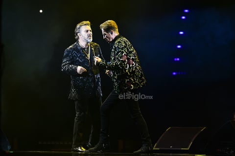 Los artistas continuaron el espectáculo con otra avalancha de hits: Soldado del amor, Si me tenías, Con olor a yerba y No hace falta. 'Torreón, estamos celebrando el Día del Amor y la Amistad.