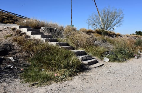 Los escaleras que se construyeron como accesos también están en mal estado, además de que alrededor hay maleza, basura y no hay alumbrado.