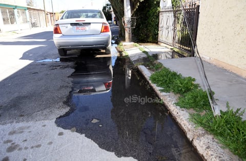 Pese a que en el sector se batalla por el agua, hay domicilios que registran fugas, lo que origina molestia por la irresponsabilidad de las personas pues el desperdicio del vital líquido.