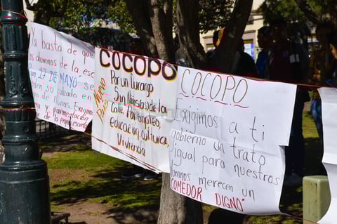 Con pancartas de exigencias y fotografías de los normalistas desaparecidos, el contingente se postró en dicha plaza.