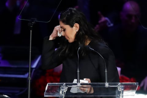 Su esposa, Vanessa Bryant, rompió en llanto al tomar la palabra 
