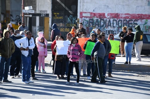 Con pancartas, gritos y quema de llantas exigieron la presencia del alcalde Jorge Zermeño, de quién afirman debe dar 'explicaciones' por la perforación del pozo, ya que temen que se afecte su suministro de agua.