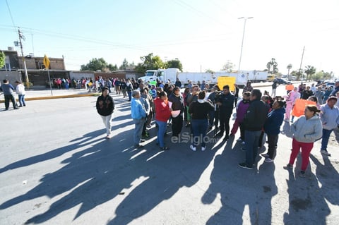 Vecinos de colonias como Lázaro Cárdenas y Las Luisas bloquearon el bulevar Laguna Sur de Torreón 