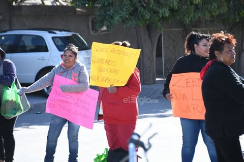 Vecinos de colonias como Lázaro Cárdenas y Las Luisas bloquearon el bulevar Laguna Sur de Torreón 