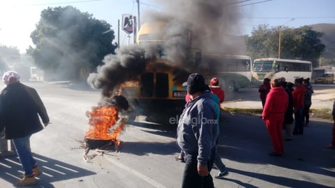 Hasta las 09:50 horas los manifestantes seguían esperando al alcalde Jorge Zermeño para negociar su retiro de la zona.