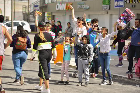 Grupos de porras y ciudadanos salieron a las calles para apoyar a los atletas