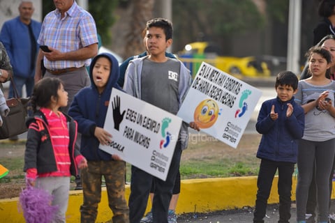 Grupos de porras y ciudadanos salieron a las calles para apoyar a los atletas