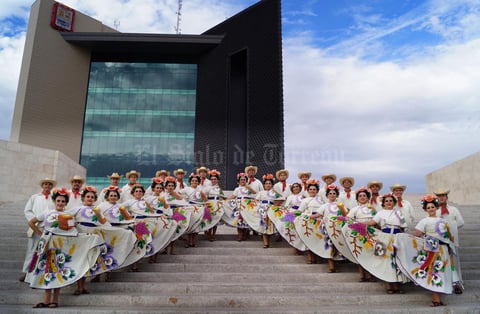 01032020 MOSTRARáN SU TALENTO.  Grupo de danza Xochiquetzalli se prepara para representar a Coahuila en el Festival México en Cancún, a través de su Folklore; dirigidos por el profesor Juan Carlos Aviña Rodríguez, trasladando nuestra riqueza cultural hasta esa bella ciudad del caribe Mexicano en marzo del 2020.