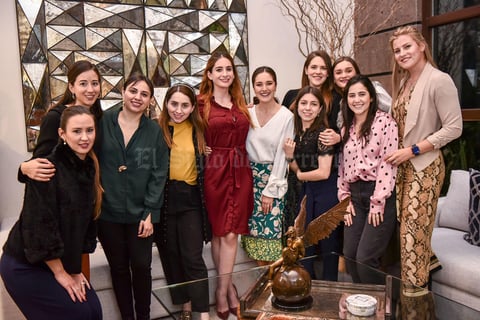 02032020 DESPIDEN SU SOLTERíA.  Ale Soto Von Bertrab en compañía de sus primas, quienes la felicitaron por su cercano enlace matrimonial.