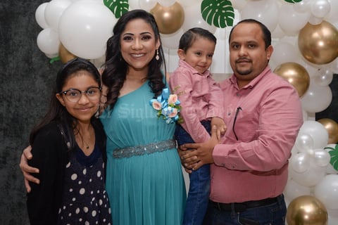 29022020 LA FAMILIA CRECE.  Ana Isabel, Ana Laura, Josué Jesús y Jorge se encuentran muy contentos por el cercano nacimiento del nuevo integrante de la familia.