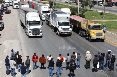 Caos vial se vive en La Laguna de Durango.