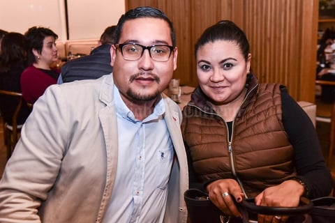 04032020 EN PAREJA.  Alejandro Ramírez y Lluvia Muñoz.
