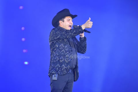 Álvarez preguntó a los asistentes si estaban cansados y ante un rotundo no como respuesta, los puso a bailar con Conozco a una negra y Las mulas de moreno.