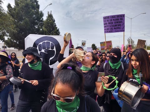 Protestaron vestidas de negro con pañuelos verdes y morados.