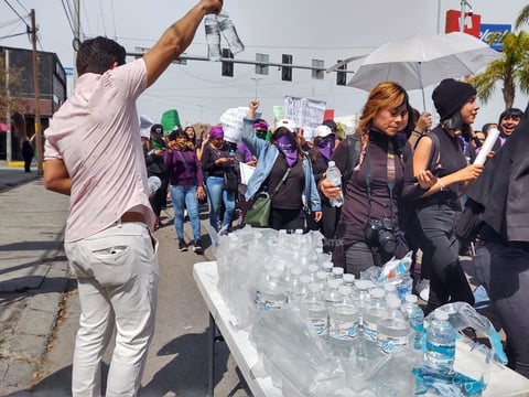 En su trayecto, recibieron el apoyo de algunos ciudadanos.