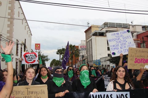Feministas duranguenses marchan en Día Internacional de la Mujer
