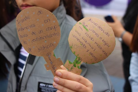 Feministas duranguenses marchan en Día Internacional de la Mujer