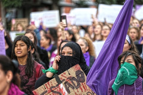 Feministas duranguenses marchan en Día Internacional de la Mujer