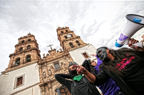 Feministas duranguenses marchan en Día Internacional de la Mujer