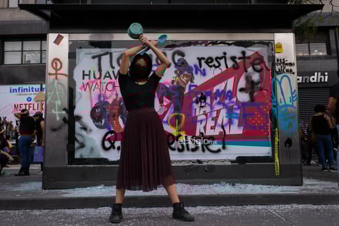 En el marco del Día Internacional de la Mujer, colectivos de Mujeres marchan del Monumento a la Revolución, rumbo al Zócalo Capitalino.