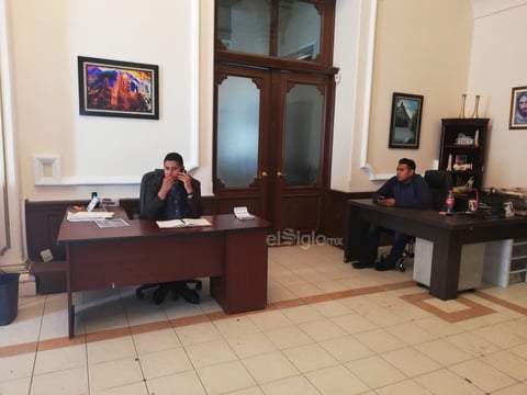 Personal masculino trabaja en la presidencia de Lerdo.