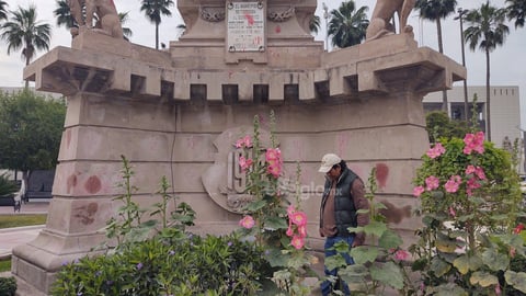 Un hombre realiza tareas de limpieza en el monumento a Benito Juárez en la Plaza Mayor de Torreón.