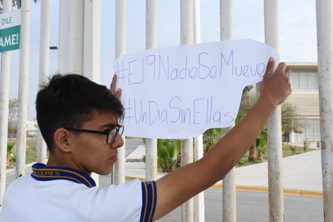 Estudiantes de la preparatoria Venustiano Carranza de Torreón (PVC), se manifestaron este lunes a las afueras del plantel, se quejaron de la suspensión de clases que ordenó la Secretaria de Educación en el Estado de Coahuila, en apego al paro nacional de Mujeres que se lleva a cabo en todo el país.
