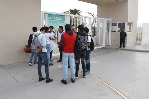 Alrededor de una veintena de estudiantes, entre mujeres y varones, explicaron a El Siglo de Torreón que la naturaleza del movimiento de este 9 de marzo era del tipo reaccionaria y para dejar en claro las consecuencias de que las mujeres no acudieran a realizar sus labores con regularidad, movimiento que precisamente perdió sentido al ser convertido unilateralmente y de forma obligatoria en un asueto.