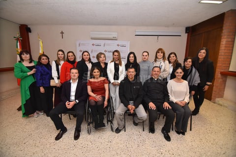11032020 LA FOTOGRAFíA DEL RECUERDO.  23 alumnos se graduaron de un Diplomado de Tanatología.