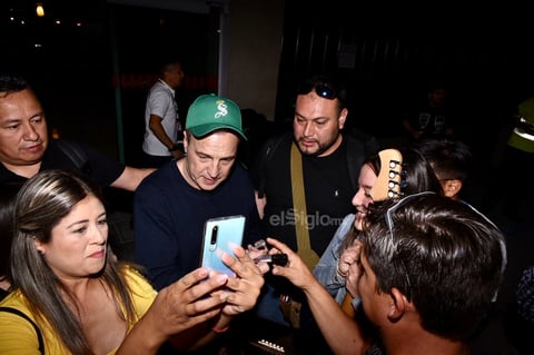 David, Dani, Rafa y Javi se mostraron emocionados de haber regresado a la Comarca Lagunera, tierra en donde cuentan con una gran cantidad de seguidores como 'Xoxe', Elena y Emmy quienes recibieron a los españoles de la mejor manera.… cantando en pleno aeropuerto la melodía Voy a pasármelo bien.