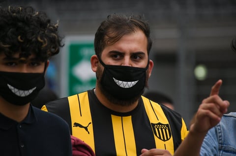 El uso de cubrebocas o mascarillas fue común en varios presentes.
