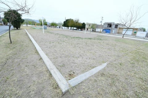 Pasto invasivo. La cancha de voleibol de playa es de las más dañadas, con la arena dispersa y el pasto naciente. La cordonería está casi invisible por la arena que la cubre, además no se cuenta con la red del juego.