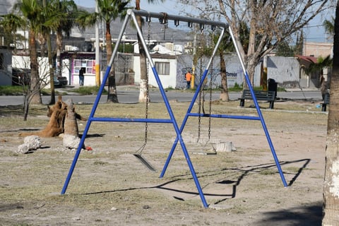 El área infantil presenta abandono, como los columpios, cuyas bases se desprenden de las cadenas oxidadas, siendo un objeto inservible.