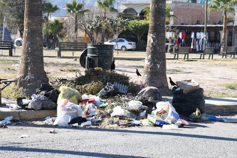 En varios puntos de la plaza es constante encontrar montones de basura y escombros. Vecinos dicen que los contenedores no son suficientes.