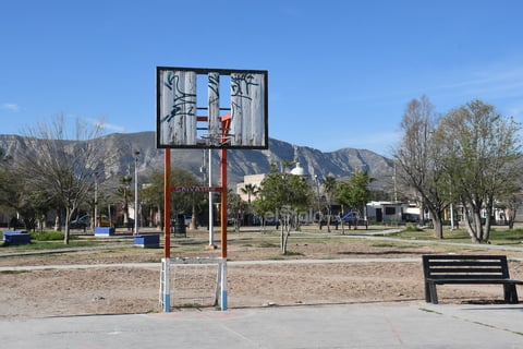 La cancha deportiva presenta daños en su estructura. La base de la canasta es de madera, que se encuentra desgastada y a punto de caer por falta de mantenimiento.