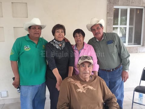 15032020 UNA VUELTA MáS AL SOL.  María del Carmen celebró su cumpleaños en una reunión acompañada de sus hermanos, Ramona, Víctor, Manuel, Juan y Carlos Parga Torres.